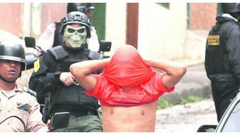 ámbito.com | ESCUADRONES. Hasta su prohibición, a mediados del año pasado, los efectivos policiales usaban máscaras durante la realización de operativos.