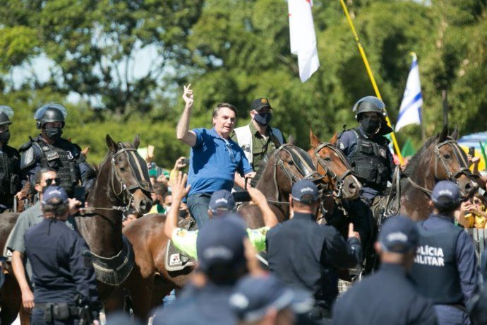 Poco serio: Bolsonaro arengó una marcha partidaria en Brasilia sin usar tapabocas y montando un caballo.