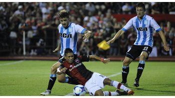 Dos jugadas en el área de Racing, las polémicas de la noche en Rosario