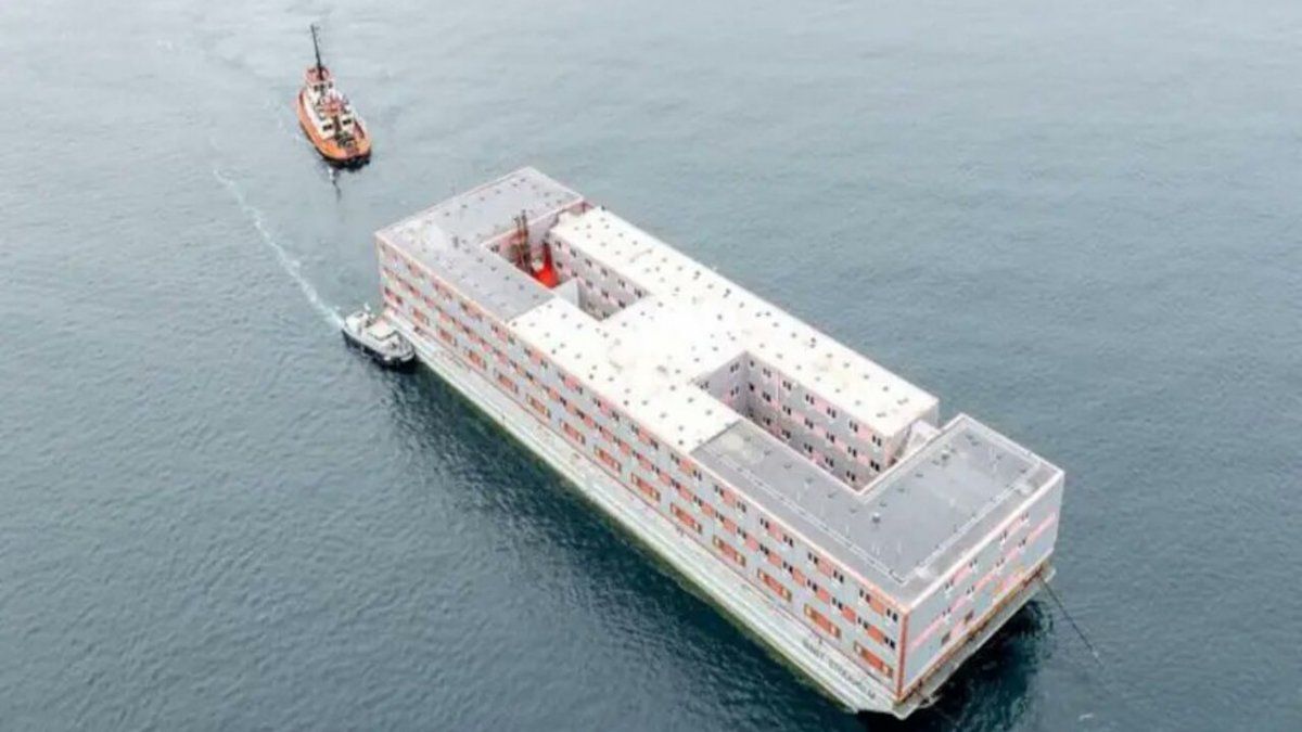 UK to house immigrants on a ship off the coast