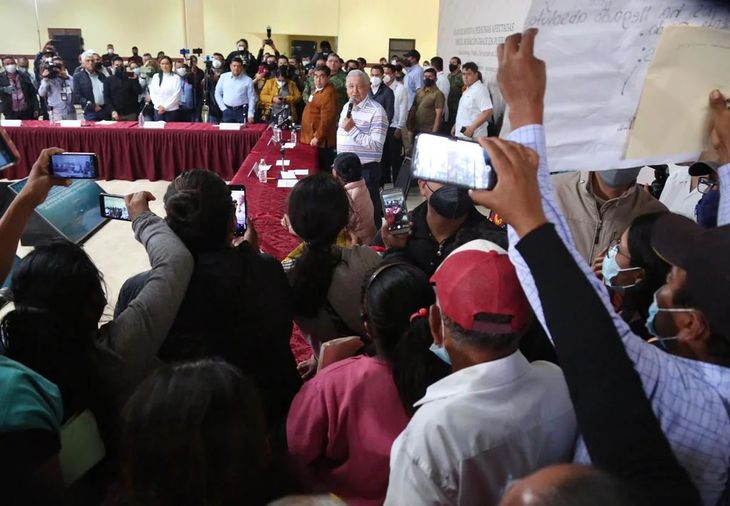 Cientos de manifestantes interrumpieron a López Obrador en Puebla.