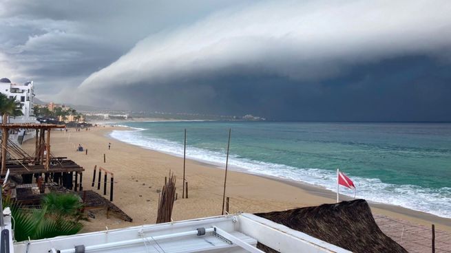 Alertas de vigilancia por ciclones tropicales en las costas del Pacífico mexicano.