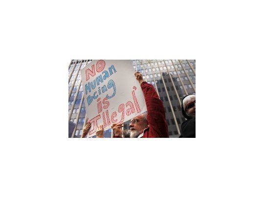 Un hombre sostiene un cartel con la leyenda Ningún ser humano es ilegal, en una de las tantas marchas en repudio a la ley.