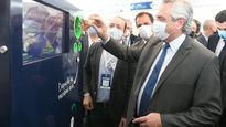 El presidente Alberto Fernández durante su recorrida por Expo Escobar,  evento de negocios﻿ que reúne a más de 330 expositores.