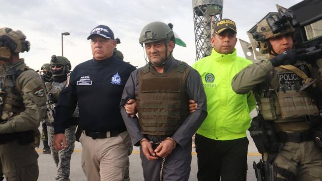 El capo narco Otoniel, fuertemente custodiado en el momento de su entrega a Estados Unidos.