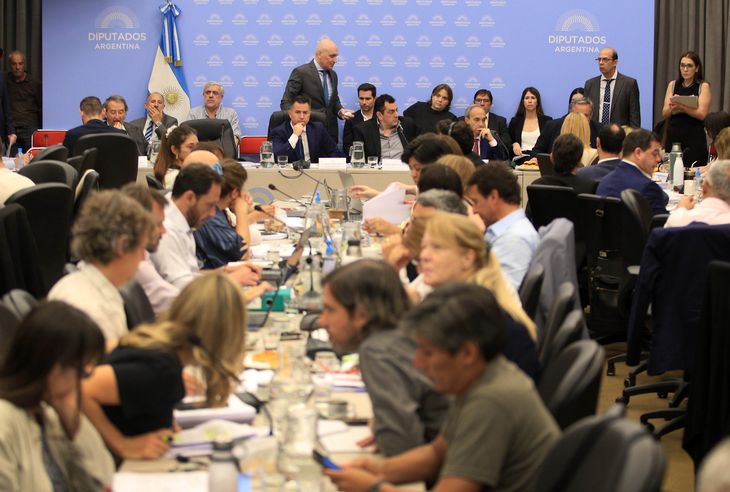Diputados debatieron en comisión junto a tres secretarios en el inicio de la jornada. Diputados debatieron en comisión junto a tres secretarios en el inicio de la jornada.