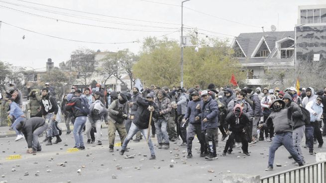 Escenario. Efectivos de la Policía y de la Infantería intentaron frenar el avance de activistas al edificio de la Legislatura jujeña, donde minutos antes se había jurado la reformada Constitución que es resistida por diversas organizaciones sociales y políticas. Hubo decenas de heridos, entre policías y manifestantes, por una batalla campal que duró cerca de cuatro horas.