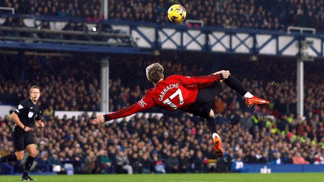 Pirueta y golazo. El tanto de Alejandro Garnacho a Everton fue elegido como el mejor de la temporada en la Premier League. 