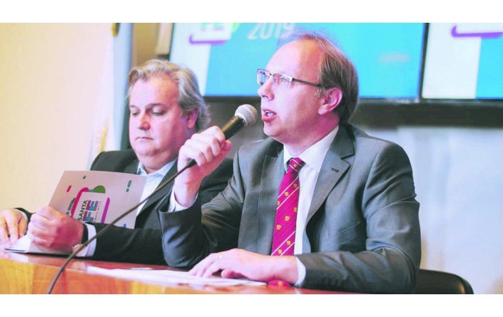 Detalle. Acompañado por el ministro de Gobierno, Pablo Farías, el titular de Economía, Gonzalo Saglione, explica los trazos del Presupuesto.