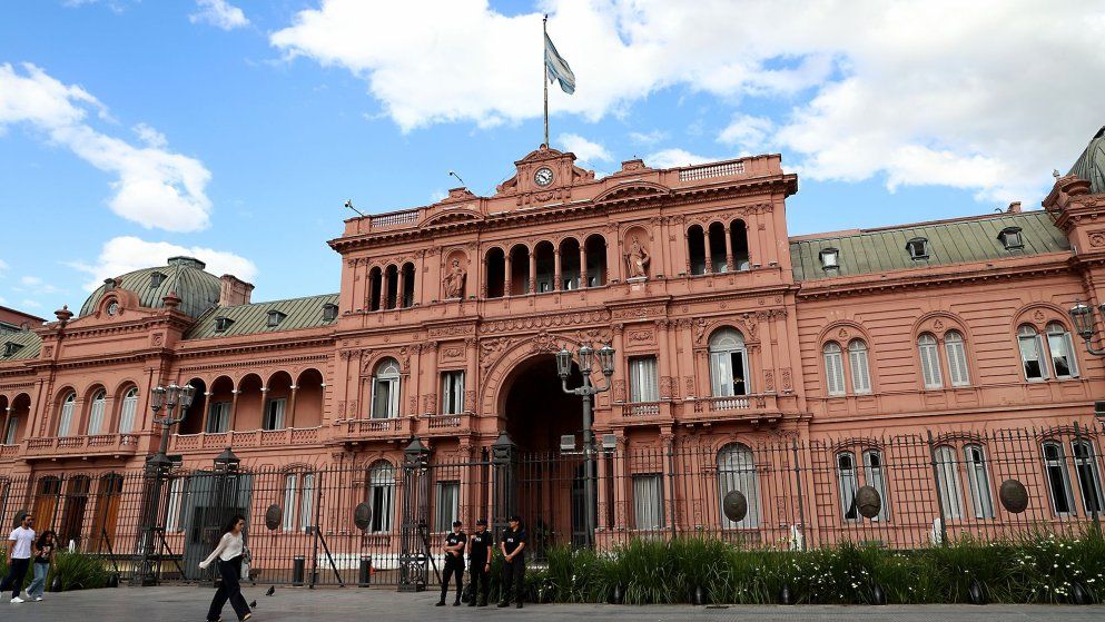 El Gobierno oficializó un nuevo régimen de retiro voluntario para empleados de la Administración Pública Nacional. El esquema contempla compensaciones de hasta 20 sueldos, adicionales según la antigüedad y una inscripción abierta durante noviembre.