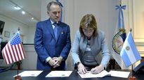 El embajador estadounidense, Peter Lamelas, junto a la ministra de Seguridad, Patricia Bullrich.&nbsp;