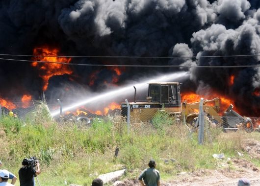 Más de 50 dotaciones de bomberos trabajaron para apagar un incendio en San Martín (foto 1)