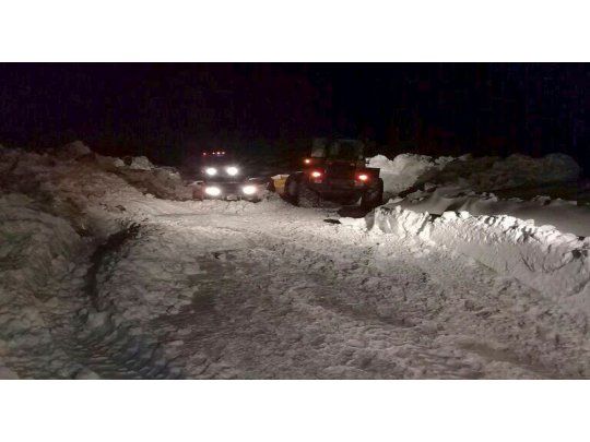 Personal de Gendarmería tuvo que auxiliar a los pasajeros varados en la nieve.