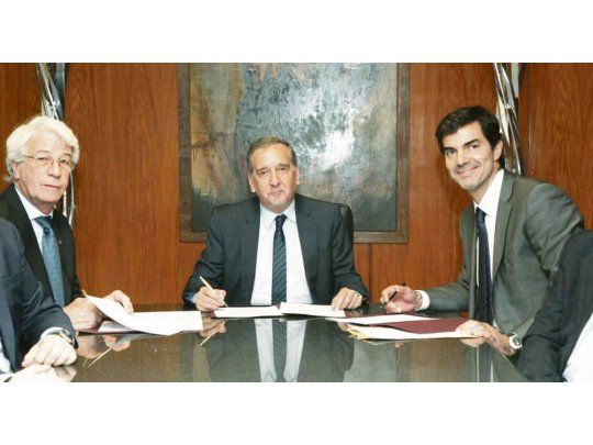 Iniciativa. Calzetta Larrieu, Barañao y Urtubey, durante la firma del convenio en la Casa de Salta.