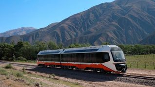 El tren solar atraviesa la Quebrada de Humahuaca.