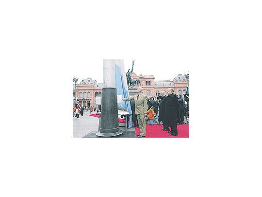 Jorge Telerman reapareció ayer en un acto público en la celebración del Día de la Bandera.Izó la enseña en la Plaza de Mayo junto al presidente de la Legislatura, Santiago de Estrada,e invitados que madrugaron para verlo. Fue a las 8 de de la mañana.