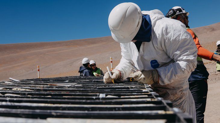 También se realizó una visita a la muestrera, donde se pudo ver con lupa los resto de mineral en las piezas de roca tubular que se extrae de la tierra. También se realizó una visita a la muestrera, donde se pudo ver con lupa los resto de mineral en las piezas de roca tubular que se extrae de la tierra.
