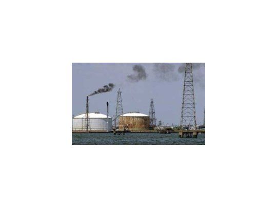 Irán, desafiante ante la entrada en vigor del embargo a su petróleo