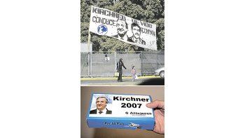 ámbito.com | Compromiso K tapizó la Ciudad de Buenos Aires con afiches y carteles de apoyo a la plaza del sí. Nadie quiso quedar fuera de escena, como demuestra este pasacalle que incluye al ministro de Planificación, Julio De Vido, junto al Presidente, (arriba). Se