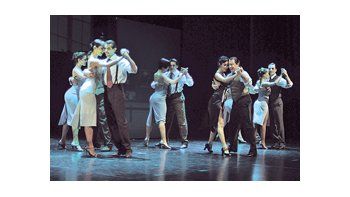«Puro tango» presenta todas las cualidades de los shows tangueros de Miguel Ángel Zotto, sólo empañadas por algunos errores históricos y su extensión algo exagerada.