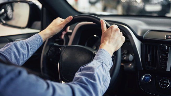 El uso del celular al volante y otras infracciones exigen multas de tránsito severas para garantizar la seguridad de conductores y peatones.