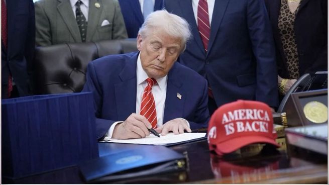 Donald Trump firmó la ley presupuestaria en el Despacho Oval, tras un breve cierre parcial del Gobierno federal.