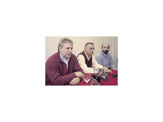 MarioLlambías,presidente deCRA, junto aJavier JayoOrdoqui,titular deCARBAP,luego dehaberleentregado elpetitorio alministro deAsuntosAgrariosbonaerense,Raúl Rivara.