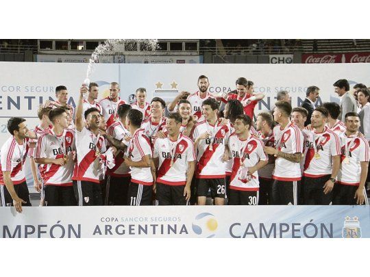El último campeón. River la festejó con ganas porque lo clasificó para la Copa Libertadores.