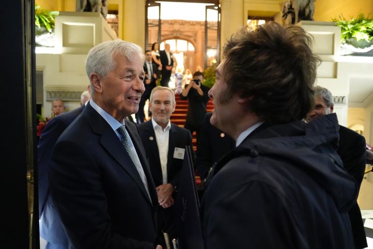 Jamie Dimon, CEO de la J.P. Morgan, y Javier Milei. Jamie Dimon, CEO de la J.P. Morgan, y Javier Milei.