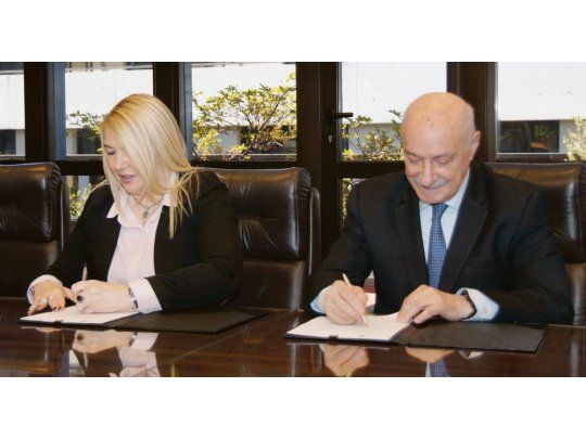 Acuerdo. La gobernadora Bertone y el secretario general del CFI, en la firma de los convenios.