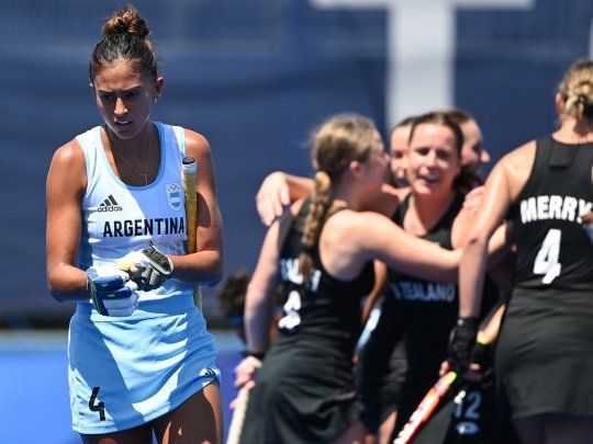 Las Leonas, seleccionado argentino femenino de hockey sobre césped, debutaron en los Juegos Olímpicos de Tokio 2020 con una derrota frente a Nueva Zelanda por 3 a 0, en un partido correspondiente al grupo B.