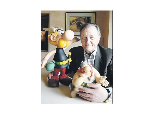 El creador de Asterix, Obelix y otros famosos personajes galos cumple hoy 85 años en plena actividad, y aunque su artrosis le impide dibujar, controla de cerca el 35° libro de sus criaturas.