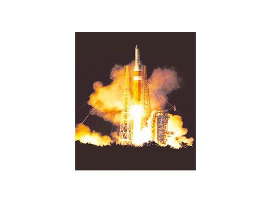 El cohete Delta-4, el mayor de EE.UU. para misiones no tripuladas, en el momento del despegue el domingo por la noche. El satélite navegará en una órbita de 36.000 kilómetros de altura.