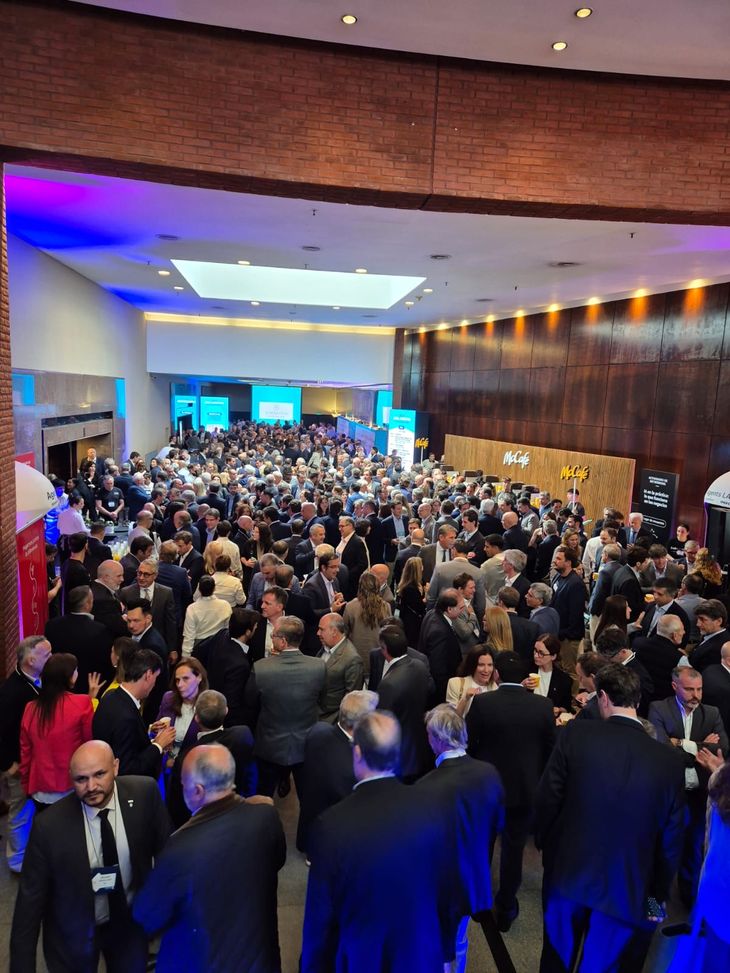 Atiborrado salón del Sheraton Hotel sede del 61° Coloquio de Idea en Mar del Plata con abundante presencia empresaria que murmuraba dudas sobre el plano económico y el político. Atiborrado salón del Sheraton Hotel sede del 61° Coloquio de Idea en Mar del Plata con abundante presencia empresaria que murmuraba dudas sobre el plano económico y el político.