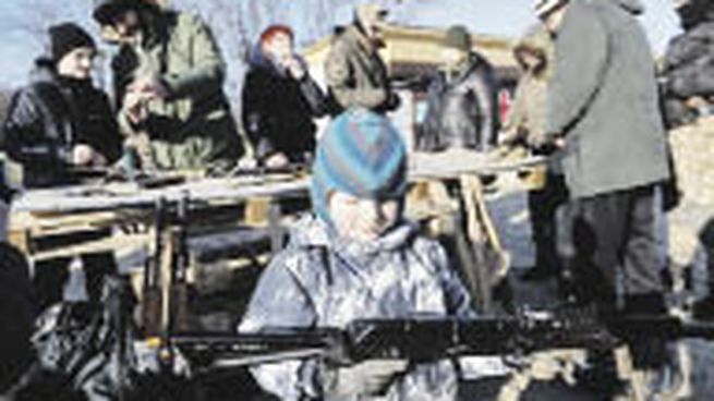 ESPERA. Un grupo de ultraderecha les brinda entrenamiento militar a civiles cerca de la frontera.