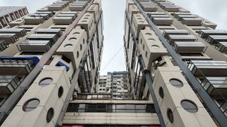 Con una fachada repleta de ojos de buey que remiten a la arquitectura japonesa contemporánea, esta torre se convirtió en una de las construcciones más llamativas y reconocibles de Buenos Aires Con una fachada repleta de ojos de buey que remiten a la arquitectura japonesa contemporánea, esta torre se convirtió en una de las construcciones más llamativas y reconocibles de Buenos Aires