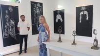 Los artistas Julio Molinas y Carmela Blanco en su exhibición en Galería Estudio Pausa Punta del Este.
