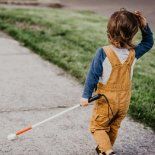Una alfombra con tecnología inclusiva convierte el movimiento en letras y sonidos, pensada para que niños con discapacidad visual aprendan jugando. Una alfombra con tecnología inclusiva convierte el movimiento en letras y sonidos, pensada para que niños con discapacidad visual aprendan jugando.