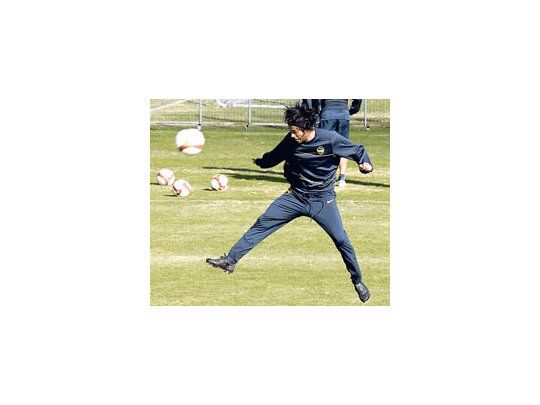 Fabián Vargas en el último entrenamiento de Boca que hoy enfrenta a Defensor Sporting.