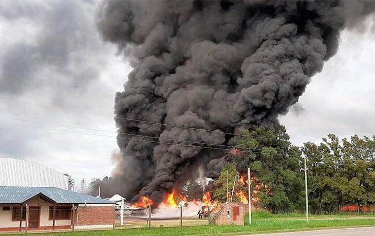 Cinco dotaciones de bomberos trabajan en el predio para apagar las llamas y la columna de humo negro que se llega a apreciar desde varios kilómetros de distancia.