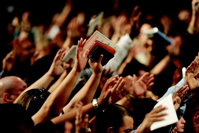 El informe del Observatorio de las Creencias en Argentina (OCREAR) muestra una caída de la identificación con el catolicismo, el crecimiento de las personas sin filiación religiosa y una mayor diversidad de creencias, especialmente entre los jóvenes.