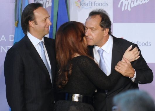 Saludo. Cristina saludó a Scioli en el escenario.