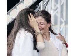Ingrid Betancourt abraza, emocionada, a su hermana Astrid antes del concierto.