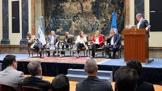 La atmósfera del Foro por la Ley de Lobby osciló entre el beneplácito por la apertura de un debate largamente postergado en el país y una profunda solemnidad técnica. La atmósfera del Foro por la Ley de Lobby osciló entre el beneplácito por la apertura de un debate largamente postergado en el país y una profunda solemnidad técnica.