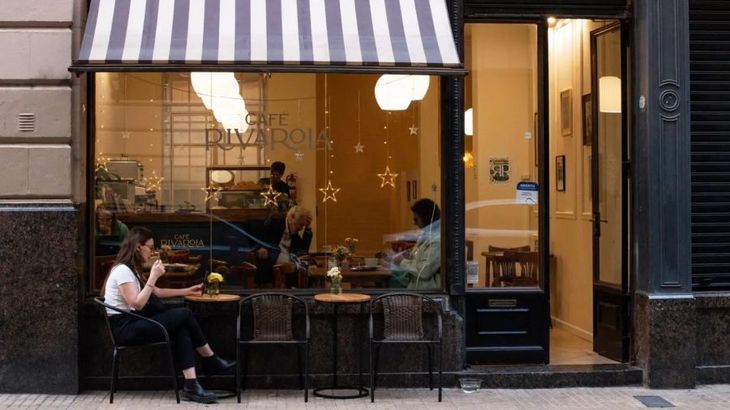 El Café Rivarola, uno de los locales que aporta vida cotidiana al pasaje y refuerza su perfil más habitable