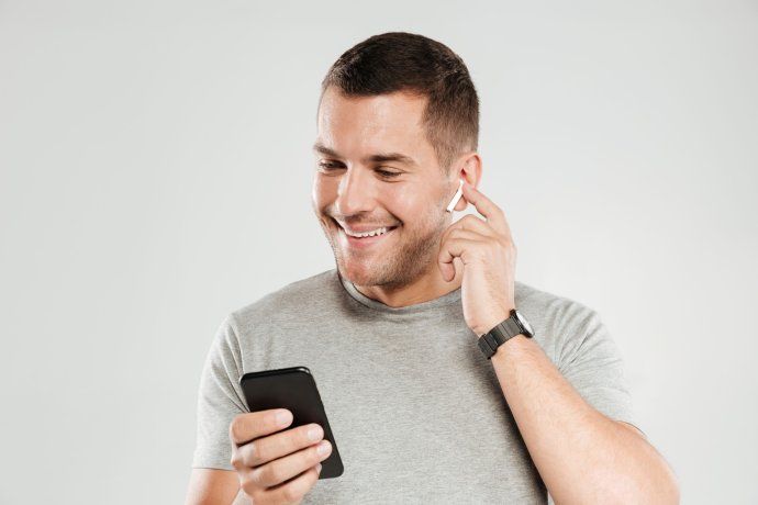 Estos auriculares funcionan con ayuda de la IA y actúan como ojos para quienes tienen visión reducida.