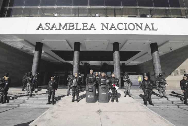 POSICIÓN. Efectivos de seguridad rodearon ayer la Asamblea Nacional tras un pronunciamiento militar que destacó la legalidad de la disolución de los poderes tomada por el presidente conservador Guillermo Lasso.