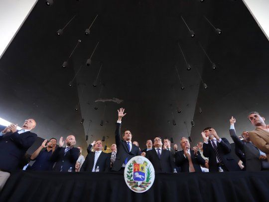 El antichavista Juan Guiad&oacute; vio descender su popularidad de 63% cuando se autoproclam&oacute; presidente a 39% en diciembre.
