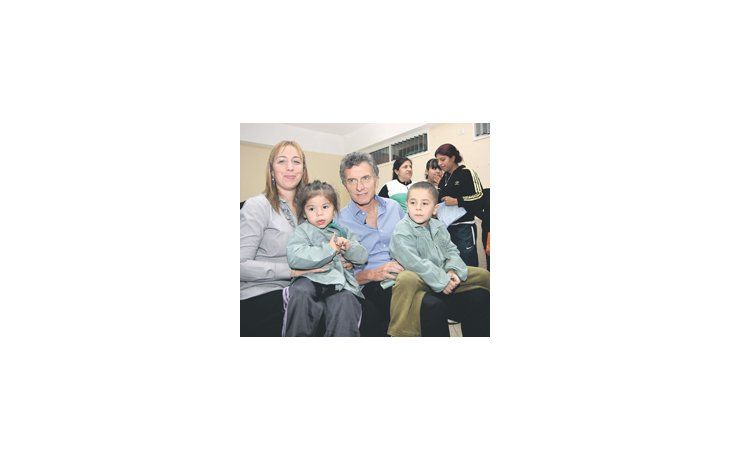 ámbito.com | Mauricio Macri y la ministra de Desarrollo Social, María Eugenia Vidal, ayer en el Centro de Primera Infancia, en una villa de emergencia de la Capital Federal.