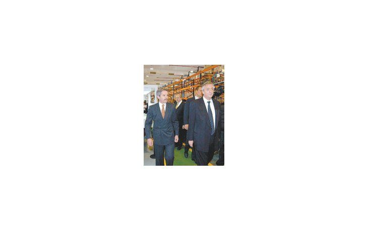 ámbito.com | Ayer, en un acto en Luján, Néstor Kirchner y Felipe Solá, a quien el gobierno sigue demorando el giro de fondos para la seguridad de la provincia de Buenos Aires.